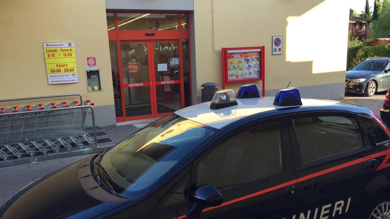 L'auto dei carabinieri davanti al Penny Market rapinato (foto Franco Silvi)