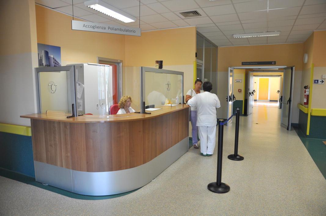 L’ingresso agli ambulatori dell’ospedale di Cecina (foto Michele Falorni/Silvi)