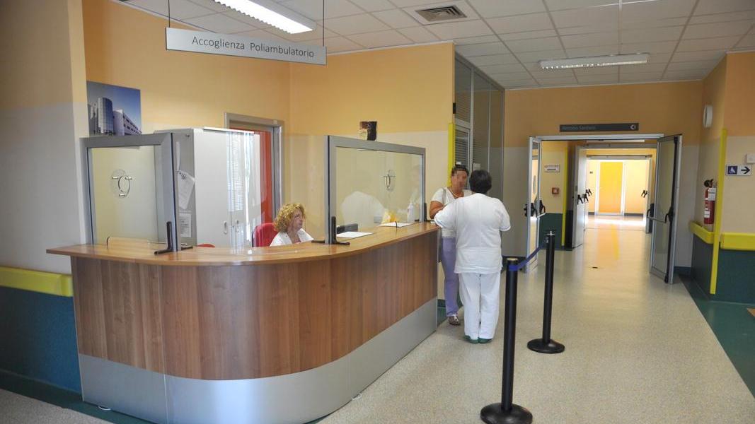 L’ingresso agli ambulatori dell’ospedale di Cecina (foto Michele Falorni/Silvi)
