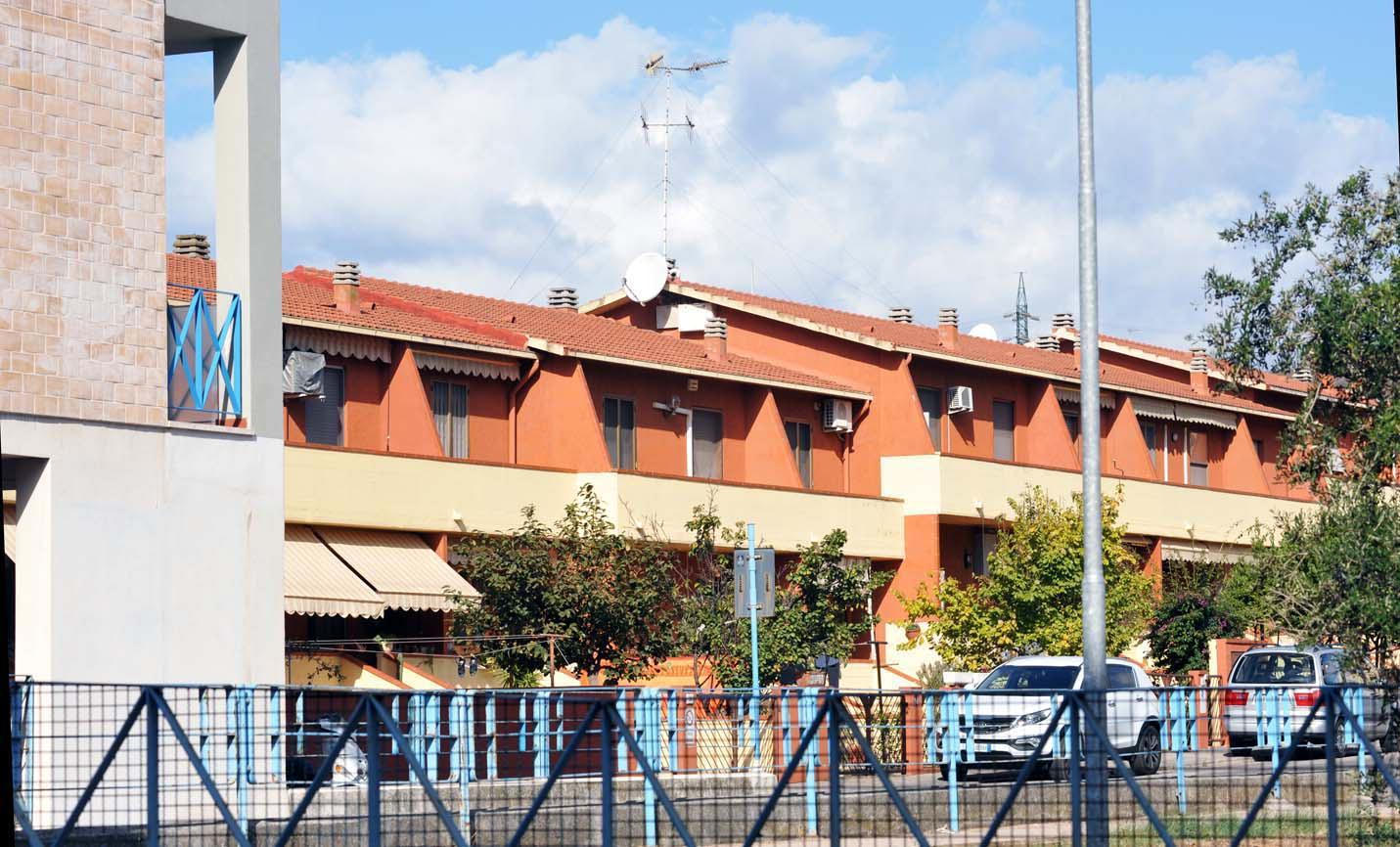 Un gruppo di case realizzate a Montemazzano in area Peep (foto Paolo Barlettani)
