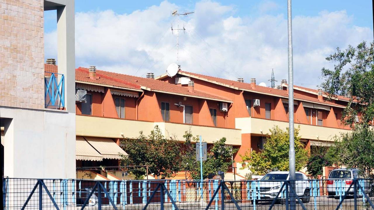Un gruppo di case realizzate a Montemazzano in area Peep (foto Paolo Barlettani)