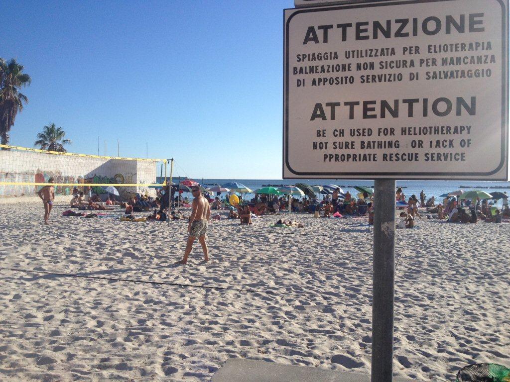 Un tratto della zona interdetta alla balneazione