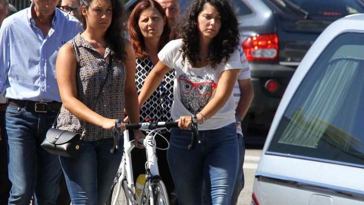 La bici bianca di Luca davanti al corteo funebre