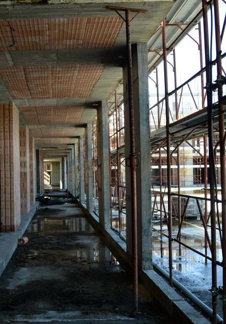 Sprofonda nell’abbandono il cantiere fermo da anni 