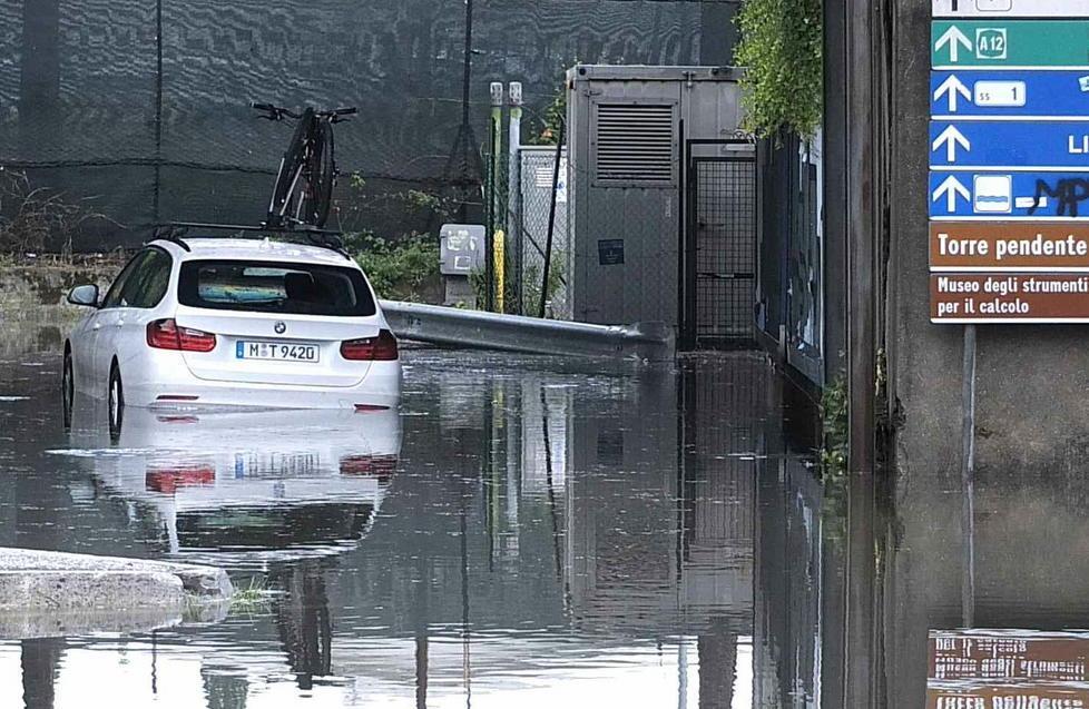 «Sindaci, più investimenti e meno tagli dei nastri»