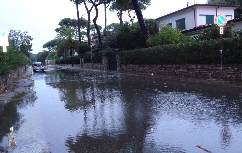 Liquami sparsi in strada Tirrenia, c’è un esposto 