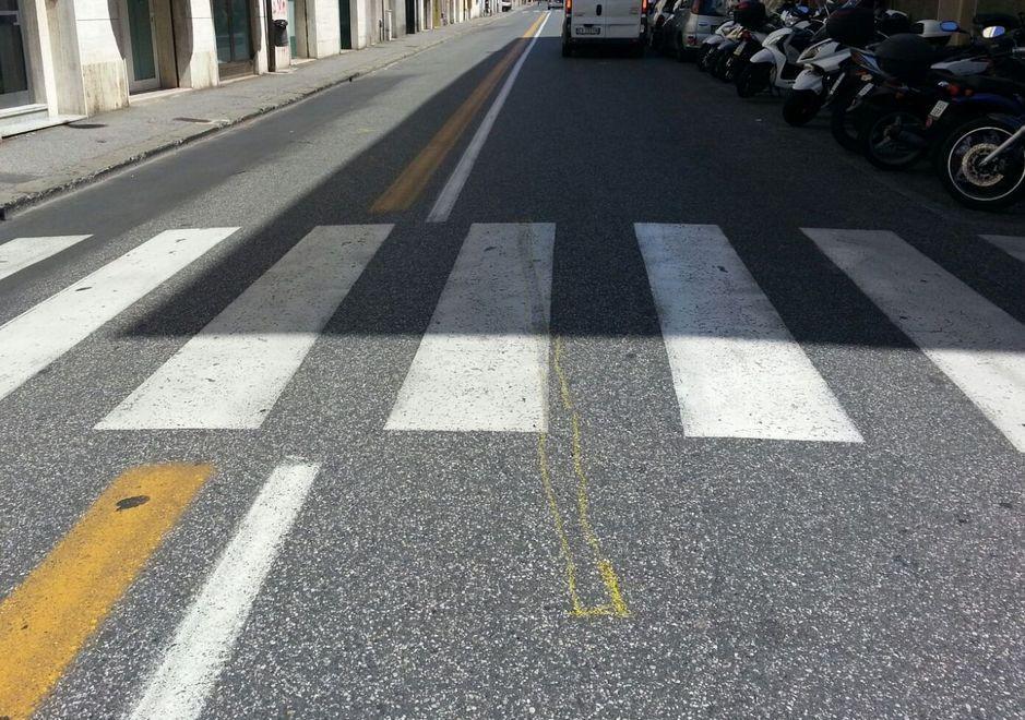 In moto senza assicurazione travolge pedone sulle strisce 