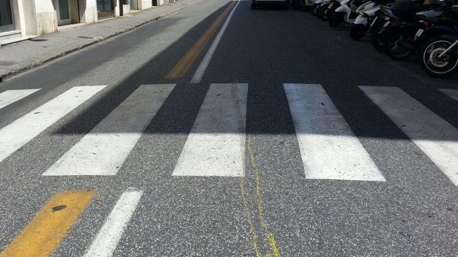 In moto senza assicurazione travolge pedone sulle strisce