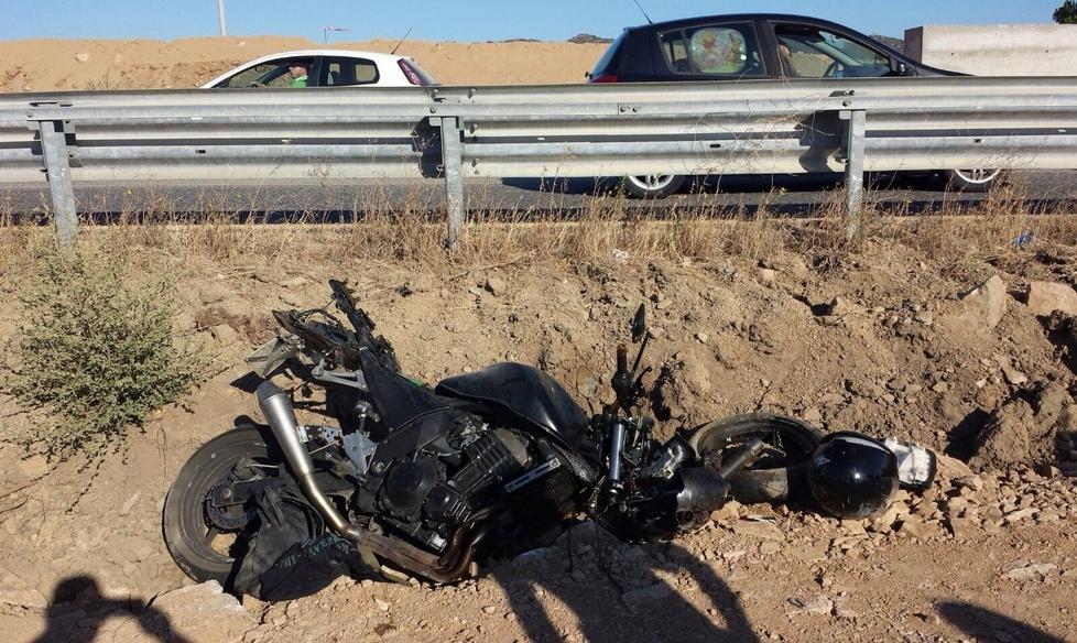 Scontro durante un sorpasso: ferito centauro senza patente