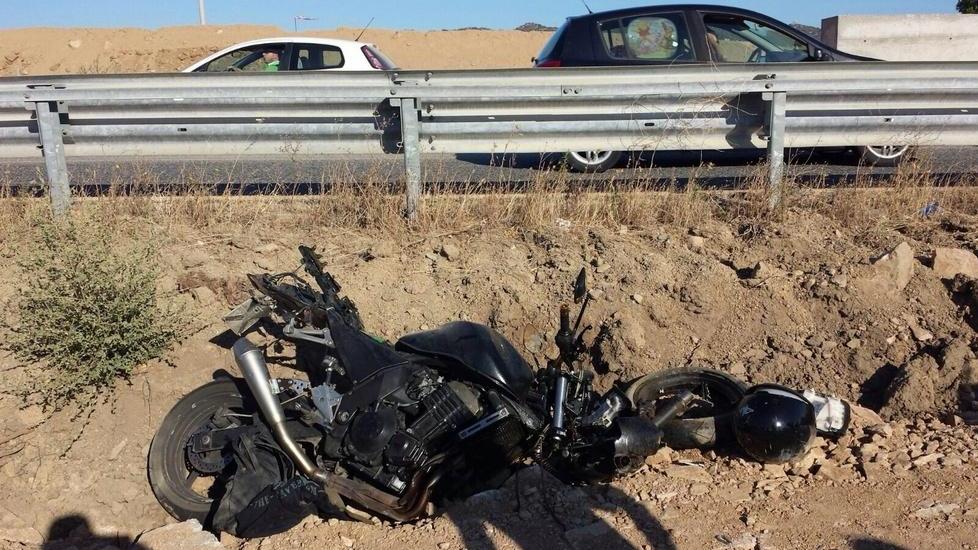 Scontro durante un sorpasso: ferito centauro senza patente