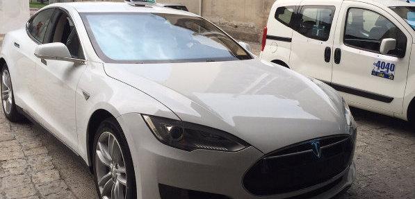 A Modena primo taxi Tesla