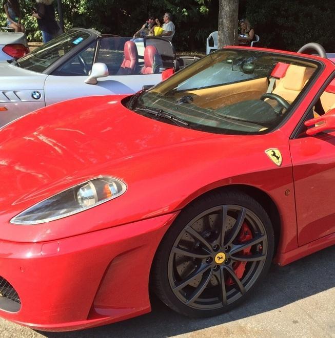 Una Zucca color rosso Ferrari cabrio 