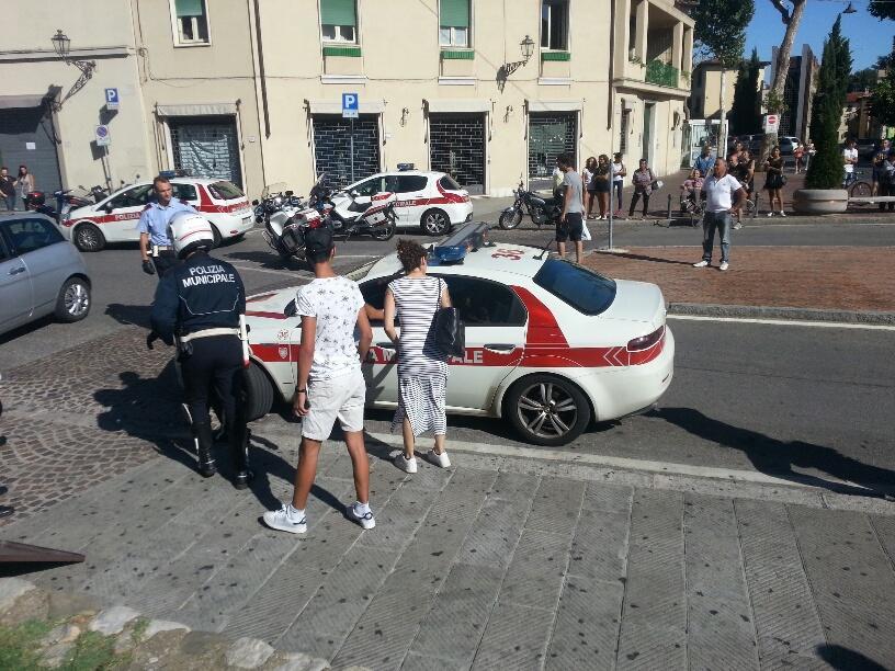 L'intervento della polizia municipale in piazza delle Carceri martedì pomeriggio