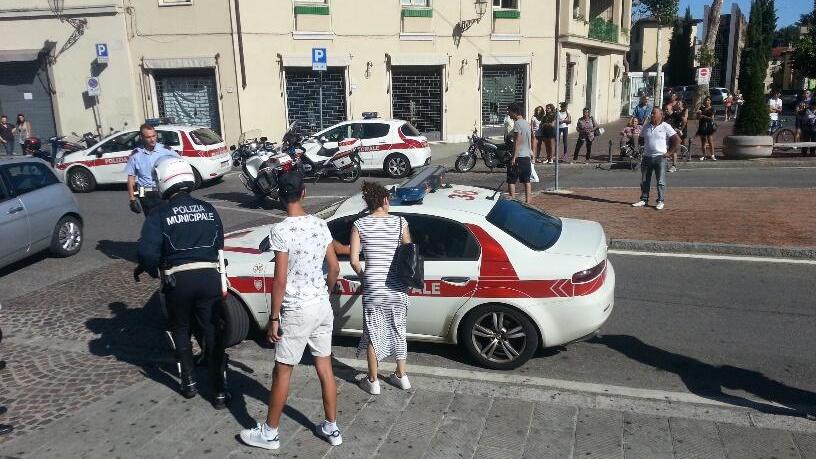 L'intervento della polizia municipale in piazza delle Carceri martedì pomeriggio