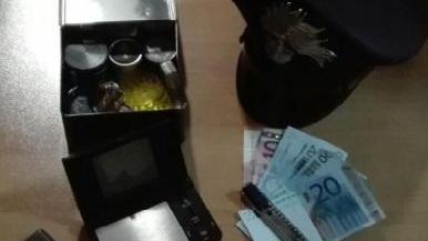 Droga e bilancini sequestrati dai carabinieri di Cento