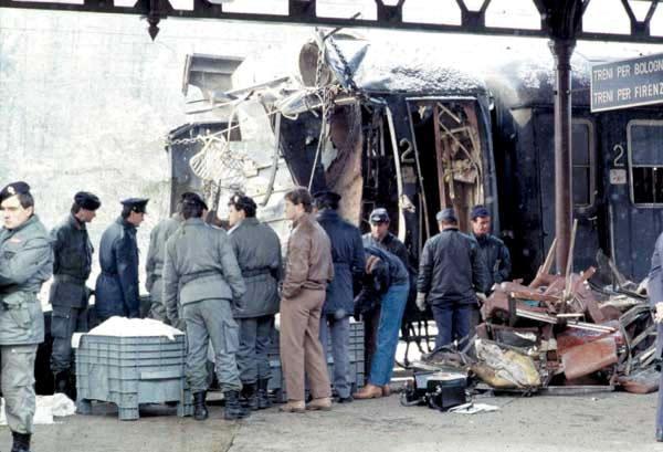 Uno dei vagoni del Rapido 904 squarciati dall'esplosione