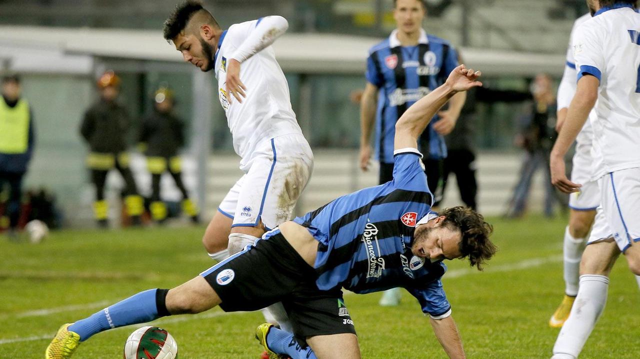 Una fase di gioco di Pisa-Prato nella passata stagione
