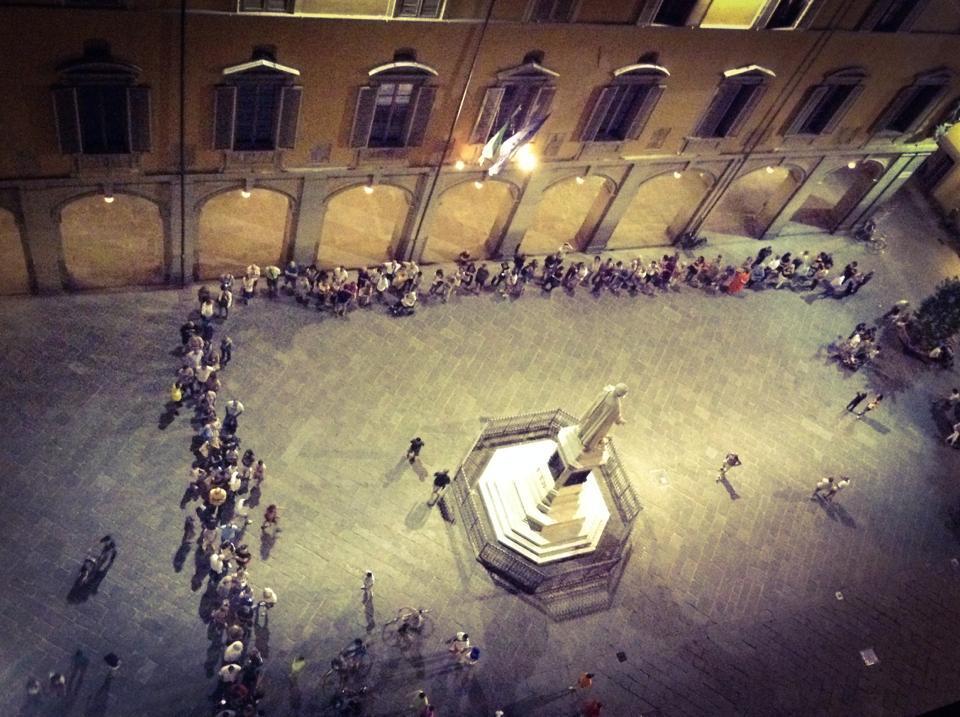 La coda davanti a Palazzo Pretorio vista  dal belvedere panoramico
