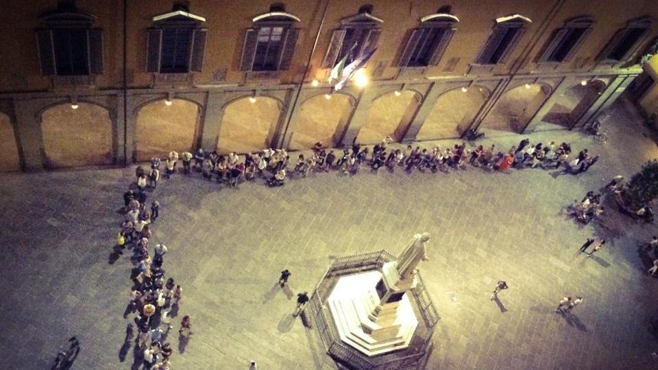La coda davanti a Palazzo Pretorio vista dal belvedere panoramico