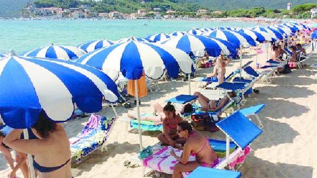 Sulla spiaggia dorata l’ex bagnino coltiva l’arte dell’accoglienza