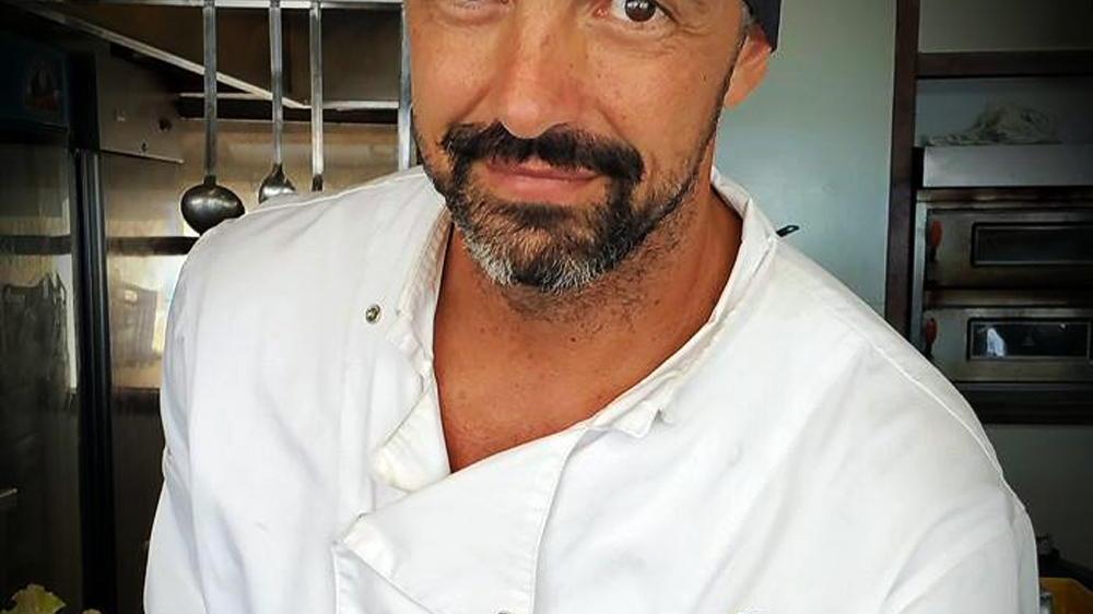 Lo chef Alessio Milani con uno dei suoi piatti apprezzatissimi dai clienti