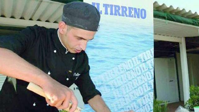 Valter Lonoce lo chef della Pecora Nera durante il cooking show al bagno la Pace di Tirrenia