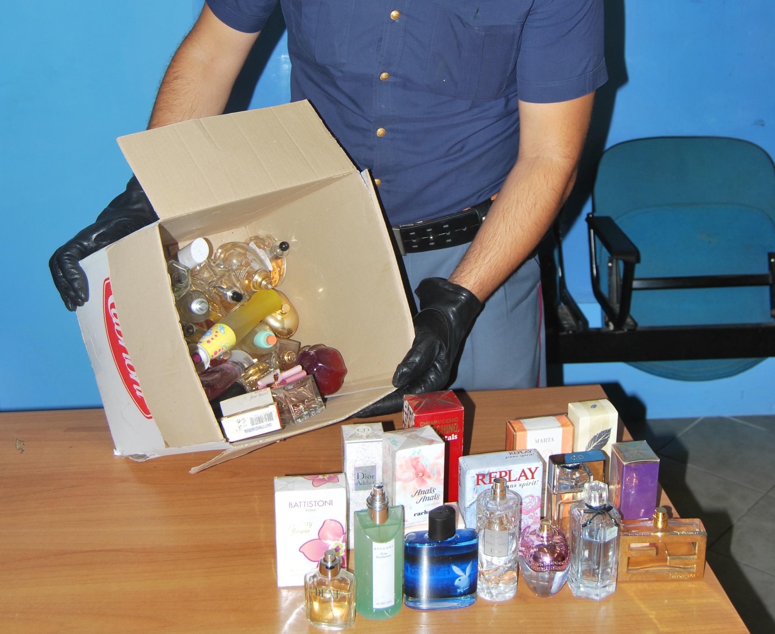 Montecchio, sfondano la vetrina con un tombino e fanno razzia di profumi