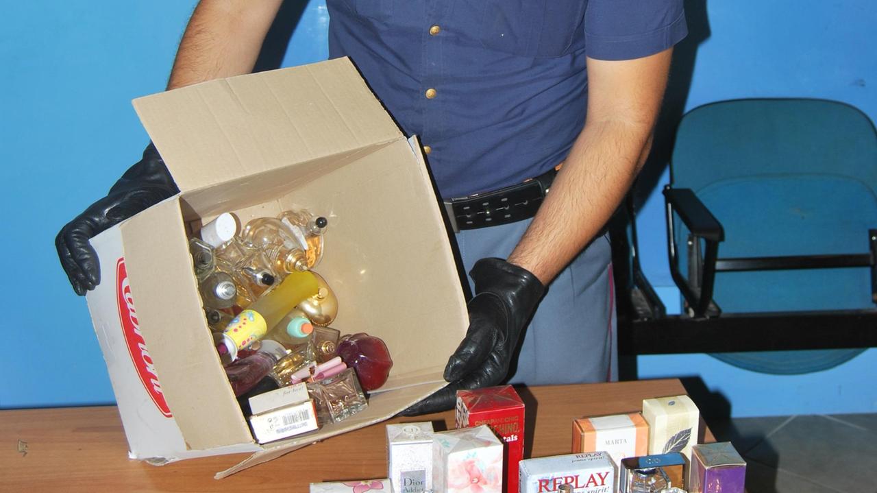 Montecchio, sfondano la vetrina con un tombino e fanno razzia di profumi