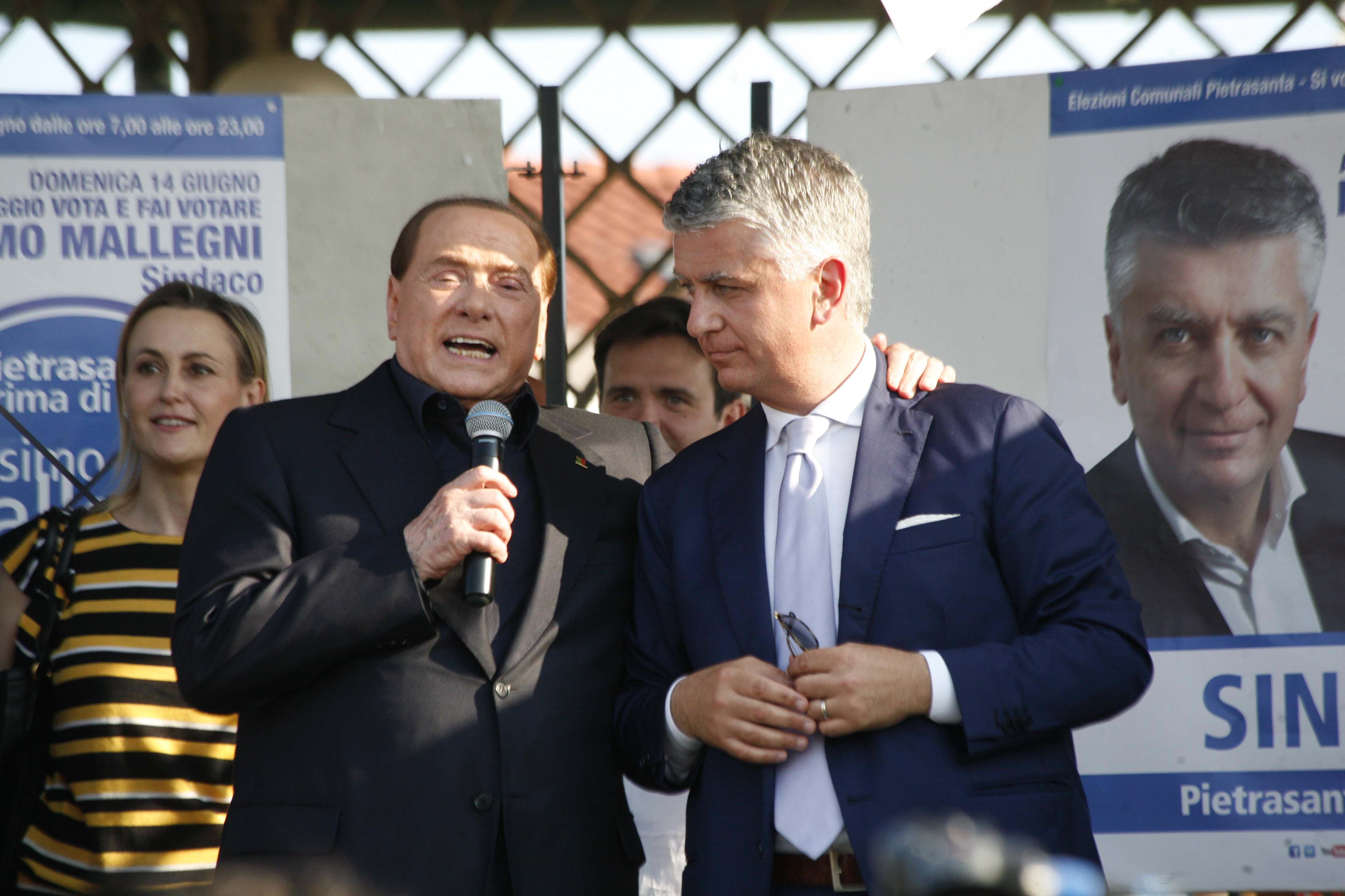 Silvio Berlusconi a Marina di Pietrasanta con Massimo Mallegni l'8 giugno scorso