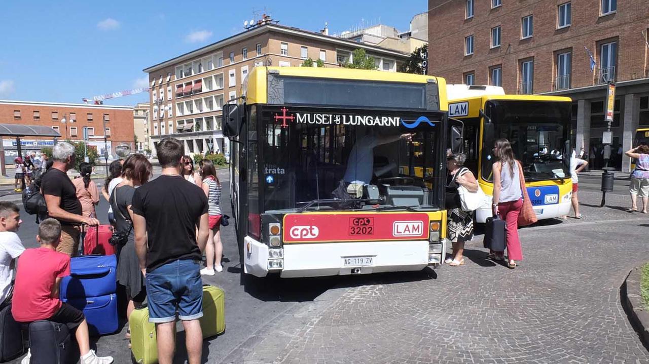 Pullman della Ctt Nord in piazza della Stazione