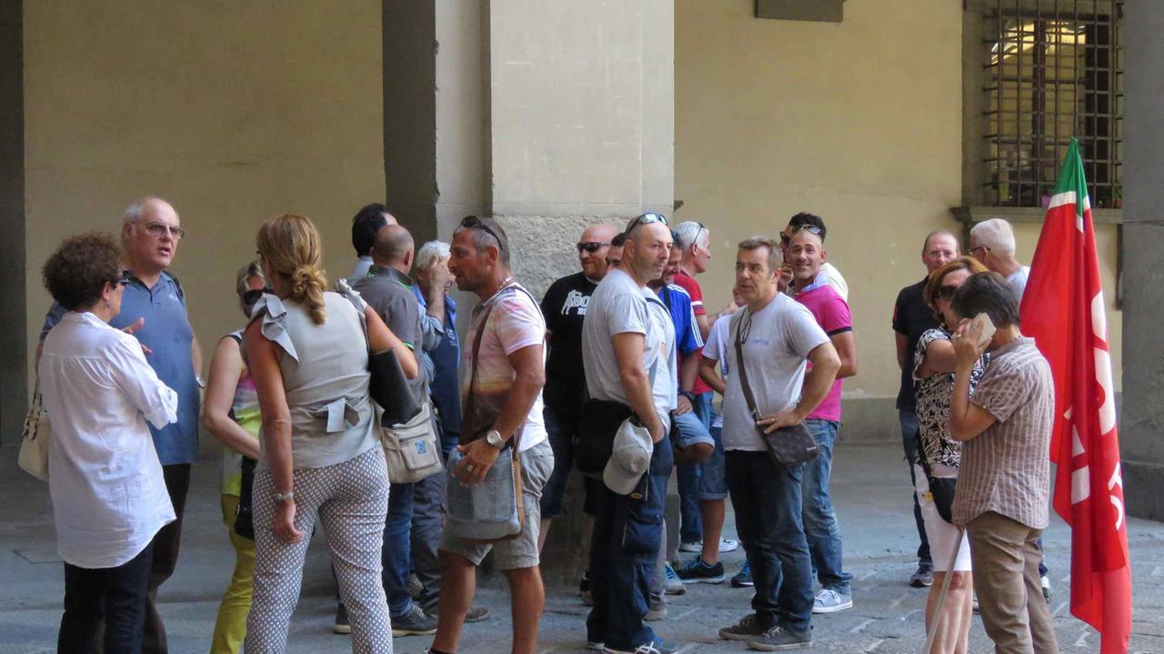 I lavoratori del gas in piazza del Comune in attesa dell'esito dell'incontro (foto Batavia)