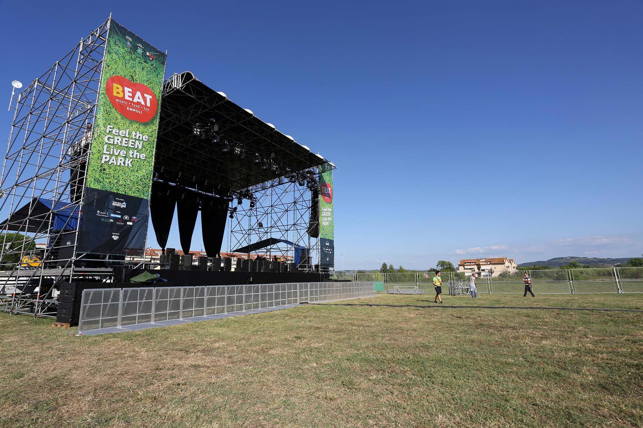 Il maxi-palco che ospiterà i tre concerti del Beat Festival nel parco di Serravalle