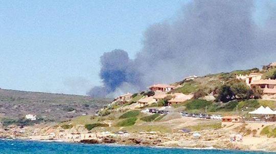 Capo Frasca, incendio davanti al poligono: abitazioni in pericolo