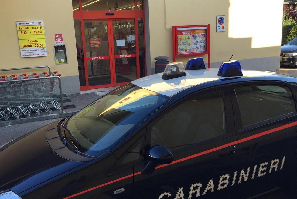 Gli forano la gomma e lo derubano di denaro e telefono