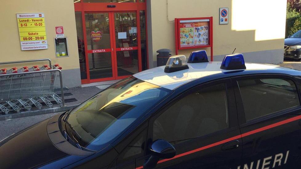 Gli forano la gomma e lo derubano di denaro e telefono
