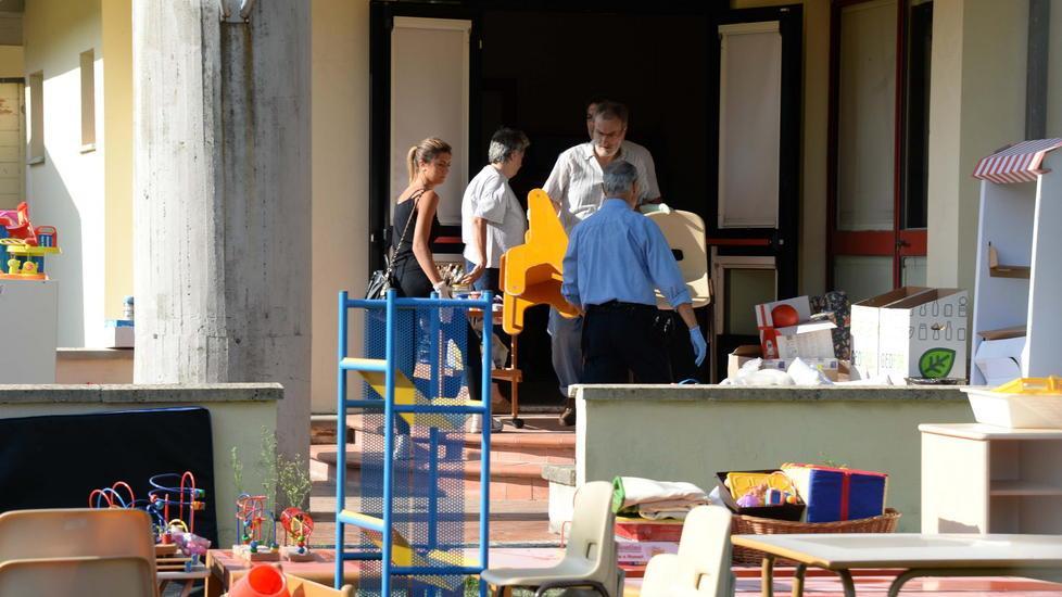 Si rimboccano le maniche per pulire l’asilo