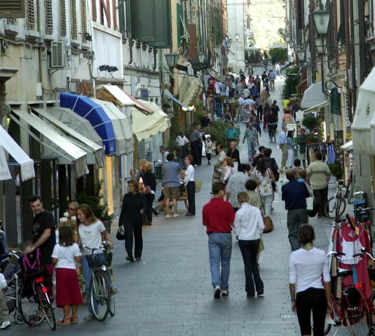 Ambulanze bloccate dai tavolini dei ristoranti 
