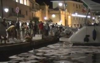 Una chiazza d’olio arriva fino alla darsena 
