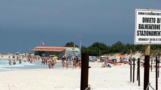 Spiagge Bianche e Quercetano il sindaco vieta la balneazione