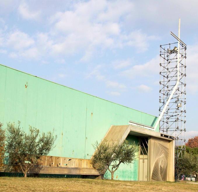 Ruba due borse in chiesa e scappa via: arrestato 