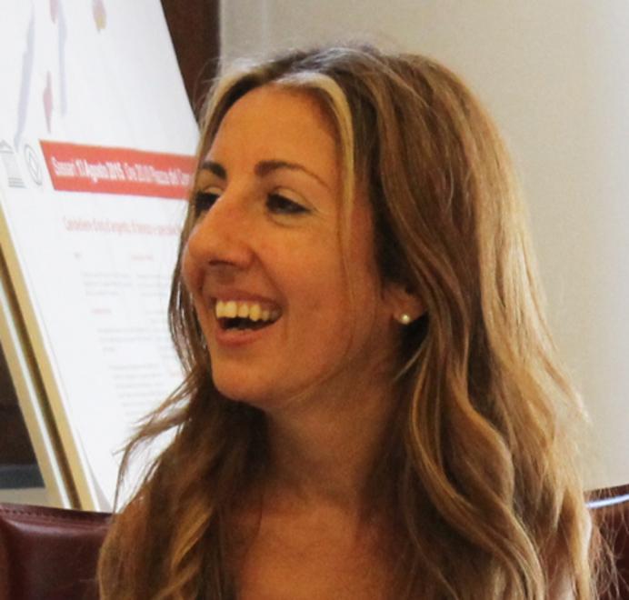 Al centro Ulisse i quadri dipinti usando i piedi di Simona Atzori 