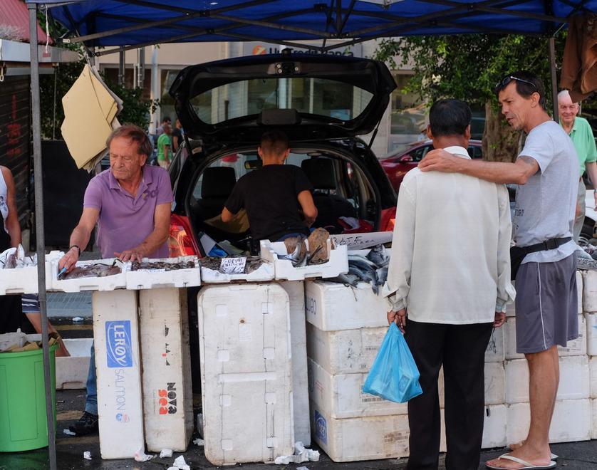Muggini, orate e calamari: banchi in strada dopo il crollo
