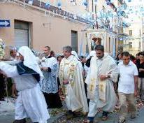 Una città vestita a festa per accogliere il vescovo 