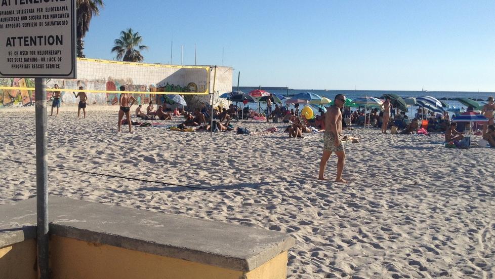 Vietato fare il bagno nel mare di fronte alla Stazione Lido 