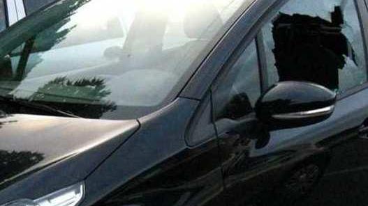Auto spaccate da ladri e vandali