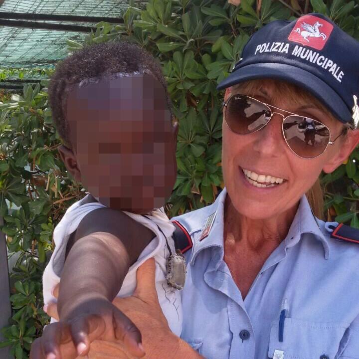 La vigilessa Mariateresa Silvio con il bambino soccorso