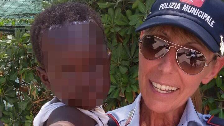 La vigilessa Mariateresa Silvio con il bambino soccorso