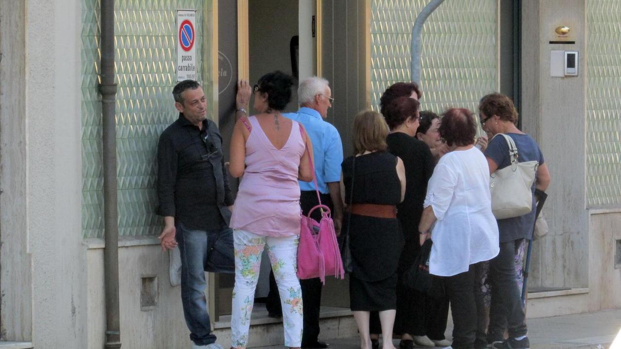 Parenti e amici di Sandra Mariani davanti all'obitorio (foto Giorgio)