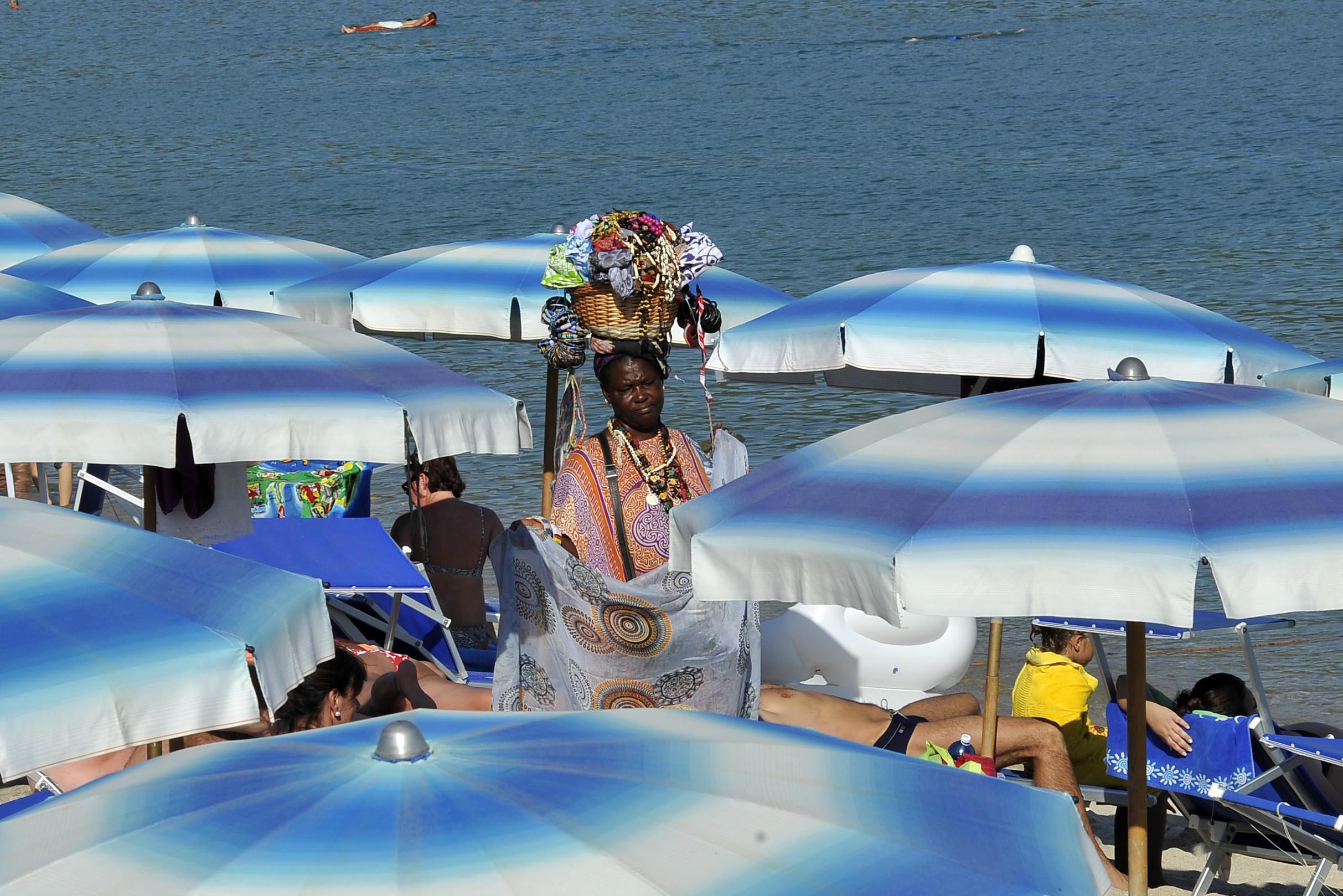Venditrice ambulante sulla spiaggia di Marina di Campo (foto di Gio' Di Stefano)