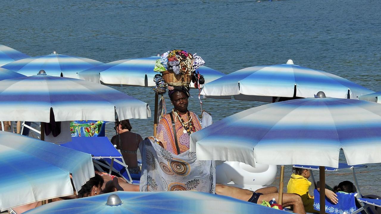 Venditrice ambulante sulla spiaggia di Marina di Campo (foto di Gio' Di Stefano)